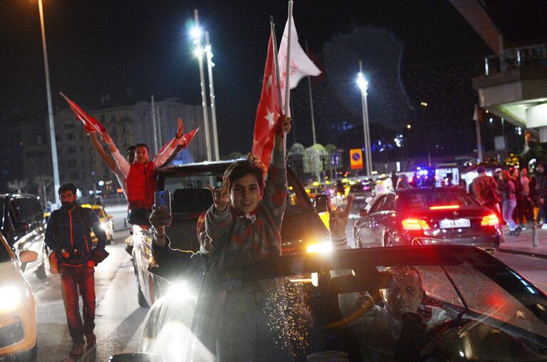 Сторонники президента Турции Реджепа Тайипа Эрдогана радуются победе на конституционном референдуме в Турции