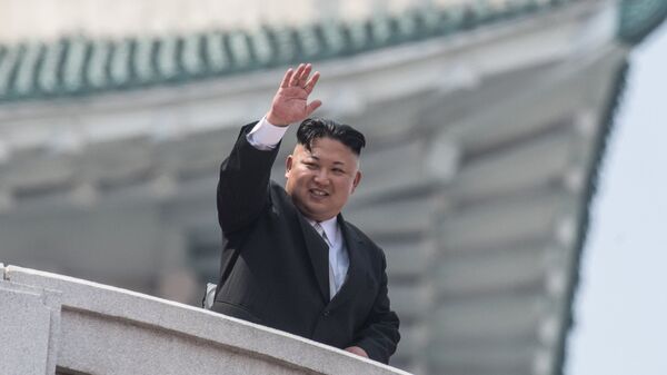 Глава КНДР Ким Чен Ын во время военного парада, приуроченного к 105-й годовщине со дня рождения основателя северокорейского государства Ким Ир Сена, в Пхеньяне