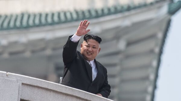 Глава КНДР Ким Чен Ын во время военного парада, приуроченного к 105-й годовщине со дня рождения основателя северокорейского государства Ким Ир Сена, в Пхеньяне