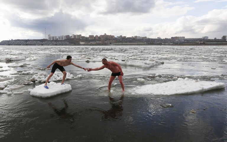 Спортсмены во время зимнего купания в реке Енисей, Красноярск