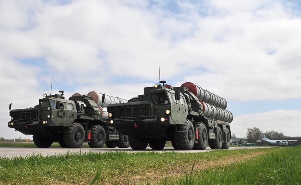 Зенитные ракетные комплексы C-400 во время тренировки парада Победы на военном аэродроме в Ростове-на-Дону Зенитные ракетные комплексы C-400 во время тренировки парада Победы на военном аэродроме в Ростове-на-Дону
