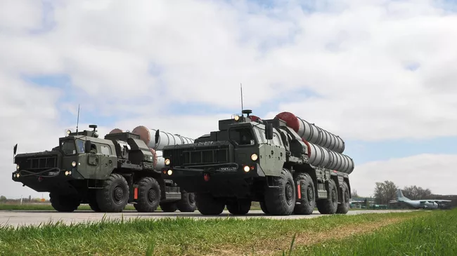 Зенитные ракетные комплексы C-400 во время тренировки парада Победы на военном аэродроме в Ростове-на-Дону. Архивное фото