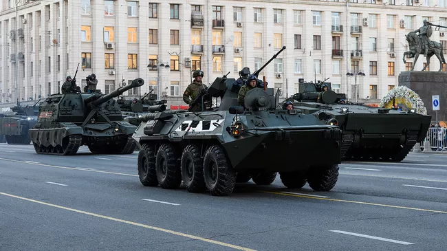 Желтая разметка на дороге во время Парада Победы