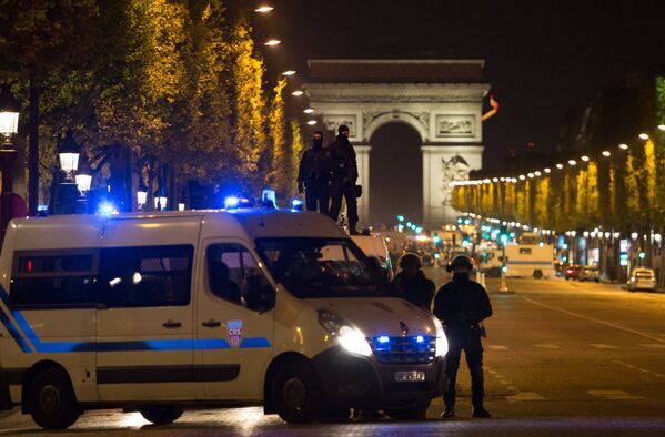 Сотрудники полиции дежурят неподалеку от места перестрелки в Париже