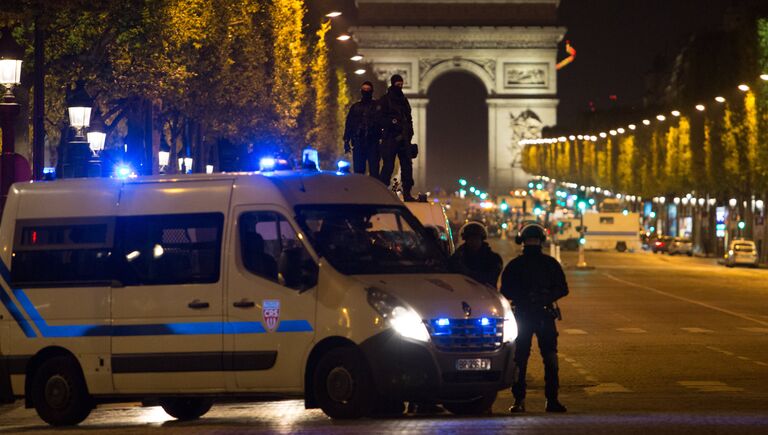 Сотрудники полиции дежурят неподалеку от места перестрелки в Париже