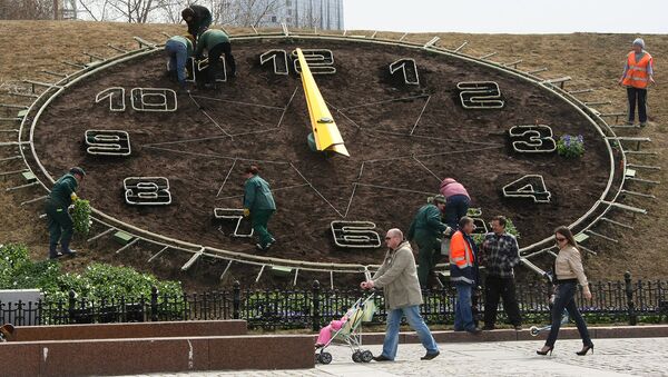 Цветочные часы на Поклонной горе в Москве заведут 1 мая