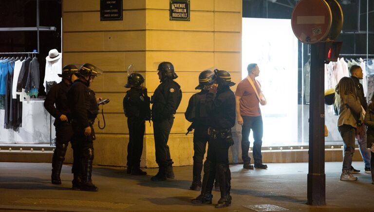 Сотрудники полиции патрулируют улицы неподалеку от места перестрелки в Париже. Один полицейский погиб, еще один ранен при перестрелке в районе Елисейских полей в Париже