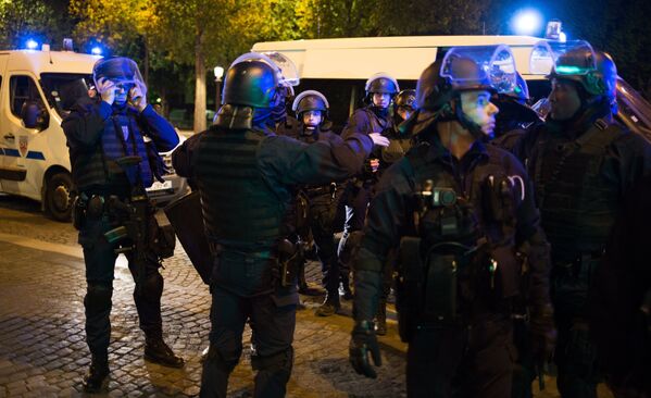 Сотрудники полиции неподалеку от места перестрелки в Париже. Один полицейский погиб, еще один ранен при перестрелке в районе Елисейских полей в Париже