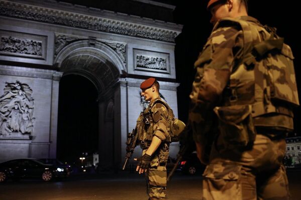 Военнослужащие войск национальной системы Франции тревожного оповещения об уровне террористической угрозы Вижипират (Vigipirate) патрулируют район неподалеку от места перестрелки в Париже