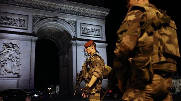 Военнослужащие патрулируют район неподалеку от места перестрелки в Париже