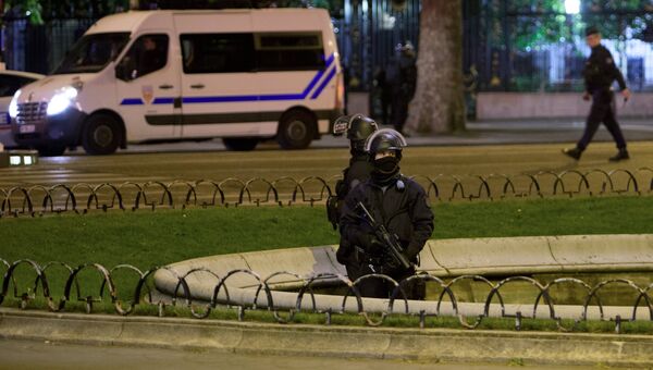 Сотрудники полиции дежурят неподалеку от места перестрелки в Париже. Апрель 2017