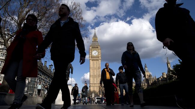 Прохожие у здания Парламента в Лондоне, Великобритания