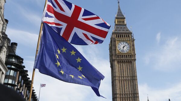 Флаги Евросоюза и Великобритании на фоне часовой башни Вестминстерского дворца в Лондоне. Архивное фото