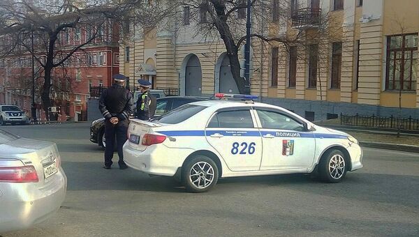 Сотрудники правоохранительных органов на месте нападения на приемную ФСБ в Хабаровске. Архивное фото