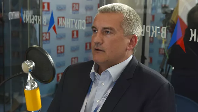 Глава Республики Крым Сергей Аксенов в выездной студии радио Спутник в Крыму на Ялтинском международном экономическом форуме в Крыму