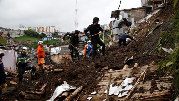 Спасатели в колумбийском городе Манисалес, где сошел оползень. 20 апреля 2017 год