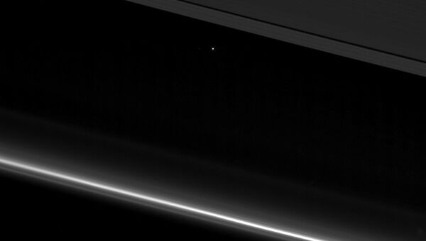 Портрет Земли и Луны, полученный Кассини во время последнего пролета через кольца Сатурна