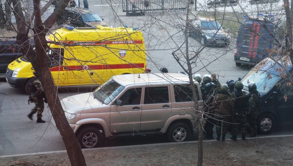 Бойцы СОБРа недалеко от здания здания приемной Управления ФСБ России по Хабаровскому краю, в котором неизвестный открыл огонь по сотрудникам и посетителям. 21 апреля 2017