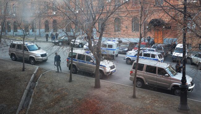 Автомобили полиции у здания приемной Управления ФСБ России по Хабаровскому краю, в котором неизвестный открыл огонь по сотрудникам и посетителям. 21 апреля 2017