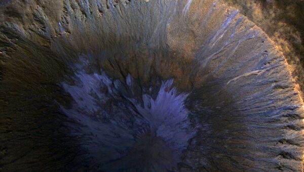 Следы потоков воды в кратере на Марсе