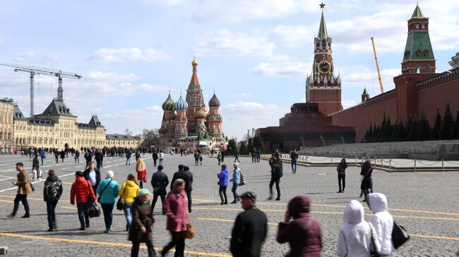 Прохожие на Красной площади в Москве. Архивное фото