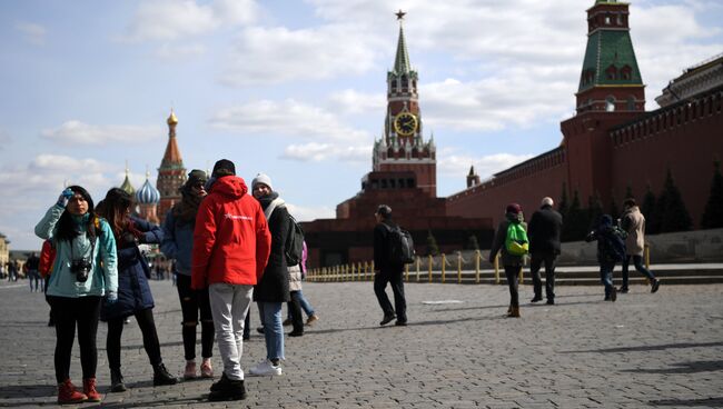 Прохожие на Красной площади в Москве. Архивное фото