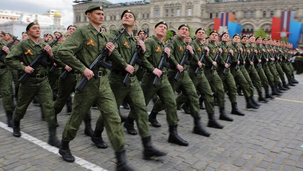 Парадный расчет Сухопутных войск вооруженных сил РФ проходит по Красной площади Москвы во время военного парада. Архивное фото