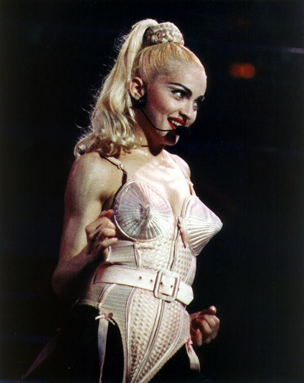 Мадонна в остроконечном бюстгальтере от Жан-Поля Готье. 1990 год
