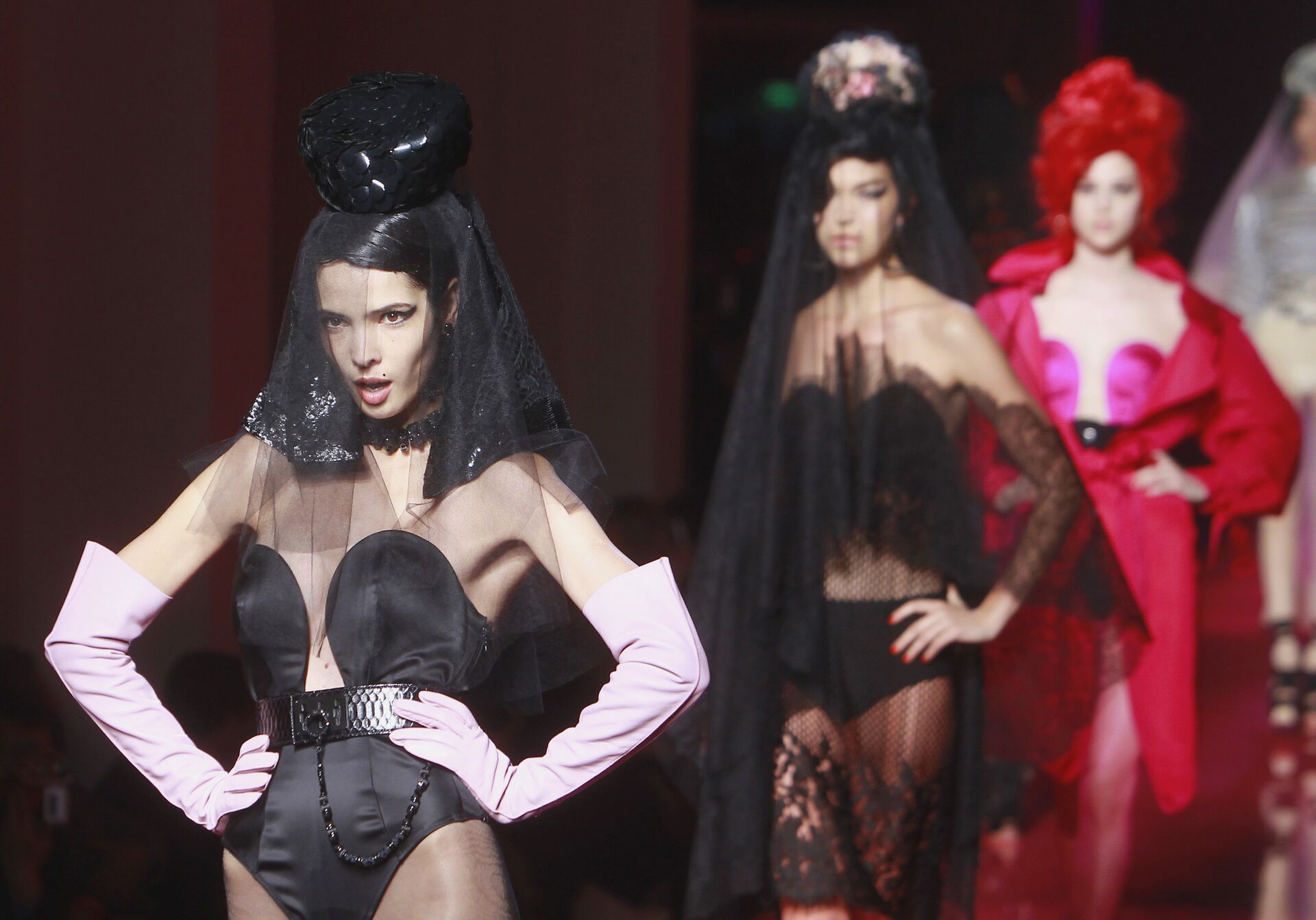 Модель во время показа коллекции Haute Couture посвященной певице Эми Уайнхаус, дизайнера Жана-Поля Готье. 2012 год Модель во время показа коллекции Haute Couture посвященной певице Эми Уайнхаус, дизайнера Жана-Поля Готье. 2012 год - РИА Новости, 1920, 09.09.2020