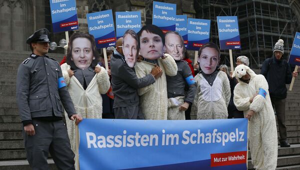 Участники движения Avaaz протестуют против съезда политической партии Альтернатива для Германии (Alternative für Deutschland, AfD) в Кельне. 21 апреля 2017