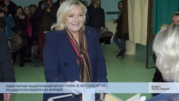 Лидер партии Национальный фронт Марин Ле Пен голосует во Франции