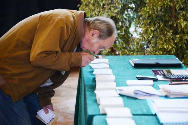 Мужчина голосует на избирательном участке в Париже во время первого тура президентских выборов во Франции