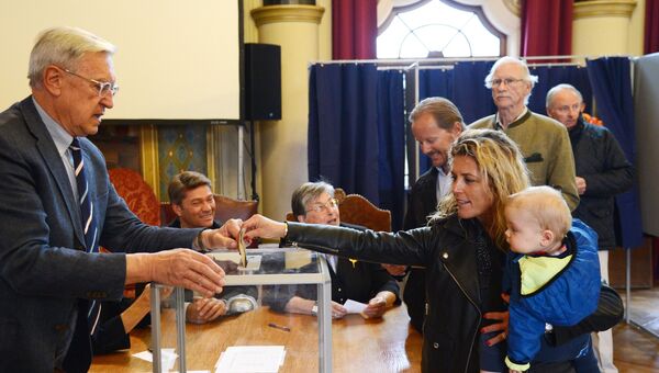 Жители голосуют на избирательном участке в Париже во время первого тура президентских выборов во Франции