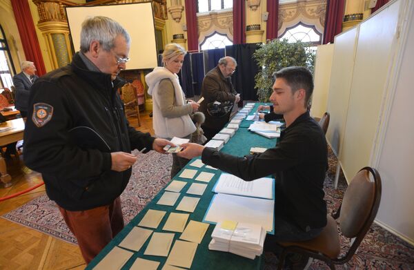 Жители голосуют на избирательном участке в Париже во время первого тура президентских выборов во Франции