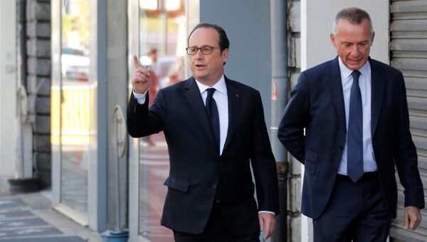 Франсуа Олланд возле избирательного участка