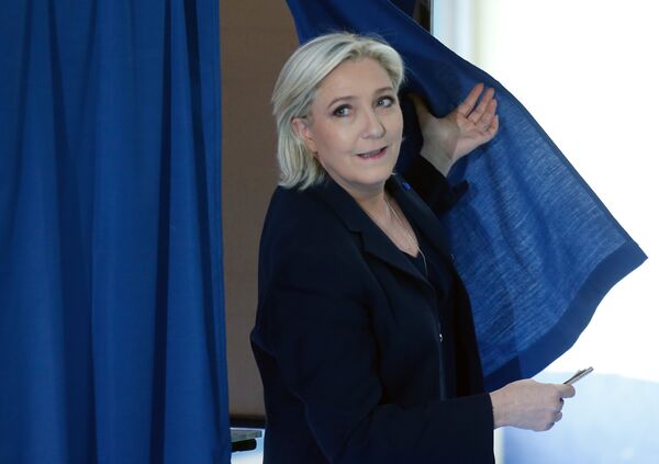 Марин Ле Пен голосует на выборах президента