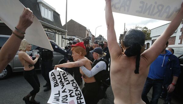Активисток Femen задержали рядом с участком, где голосовала Ле Пен. 23 апреля 2017