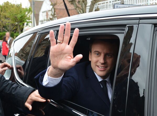 Кандидат в президенты Франции, лидер движения En Marche Эммануэль Макрон во время первого тура президентских выборов во Франции