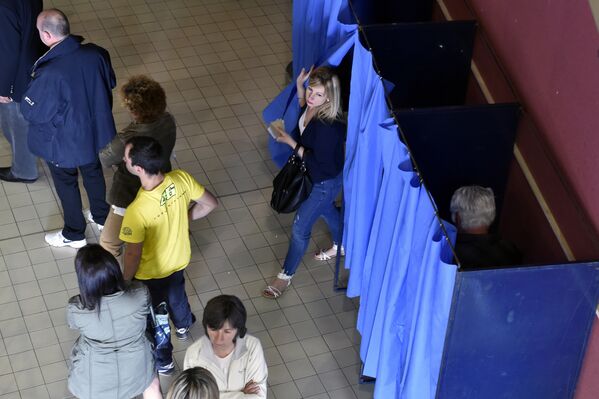 Люди стоят в очереди на избирательном участке в Мартр-Толозан, Франция