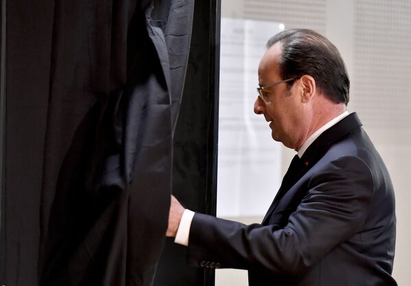 Президент Франции Франсуа Олланд на избирательном участке