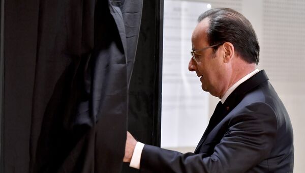 Президент Франции Франсуа Олланд на избирательном участке. Архивное фото