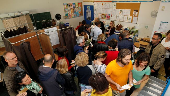 Жители голосуют на избирательном участке в Марселе во время первого тура президентских выборов во Франции