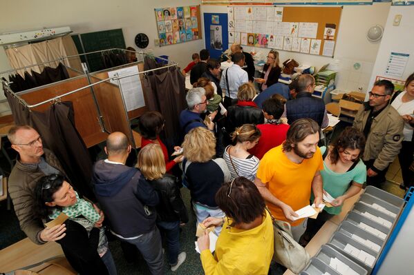 Жители голосуют на избирательном участке в Марселе во время первого тура президентских выборов во Франции