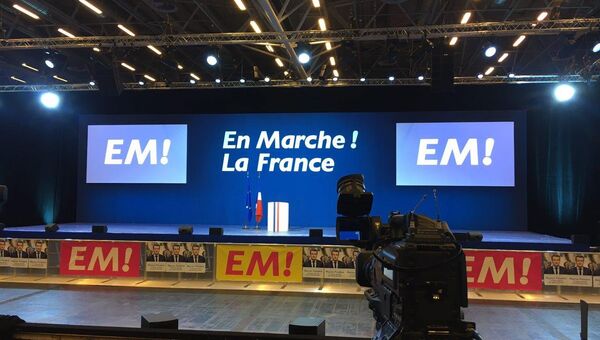 Зал для проведения митинга движения Эммануэля Макрона En Marche по итогам первого тура президентских выборов во Франции