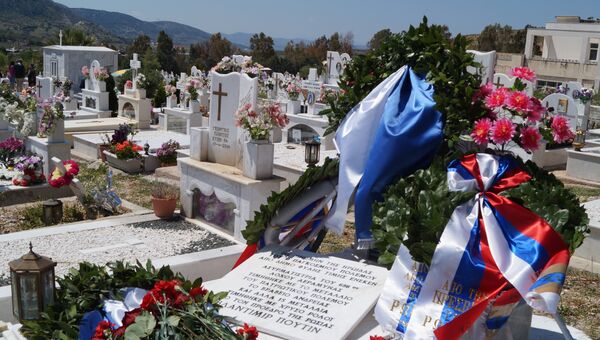 На могиле ветерана Великой Отечественной войны Зинаиды Александровны Кузнецовой-Цингелис в Греции
