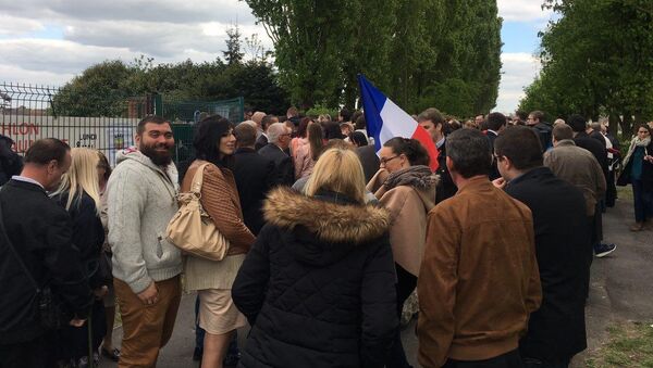 Выборы во Франции. Сторонники Ле Пен и журналисты собрались около ее штаба