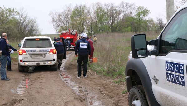 На месте подрыва автомобиля наблюдателей ОБСЕ близ села Пришиб в ЛНР
