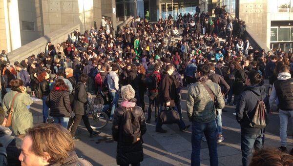 Люди собрались на площади Бастилии