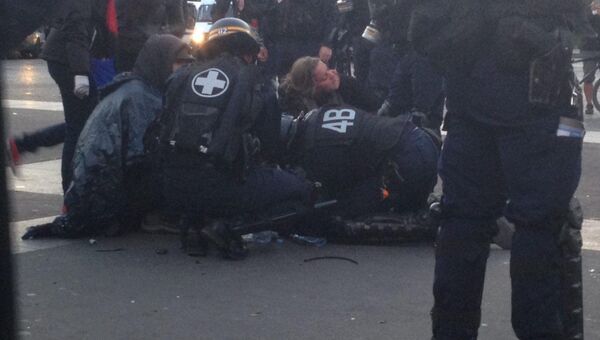 Столкновения протестующих против итогов первого тура выборов с полицией на площади Бастилии в центре Парижа