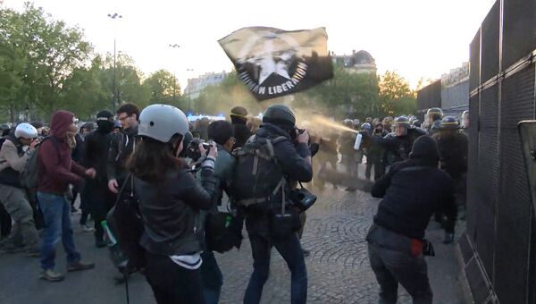 LIVE: Акции протеста проходят во Франции в первый день президентских выборов